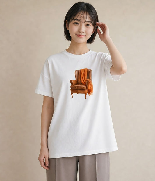 デザインTシャツ レディース 窓辺の椅子 窓辺 椅子 ナチュラル アンティーク イラスト 水彩風 普段着 週末コーデ 白T