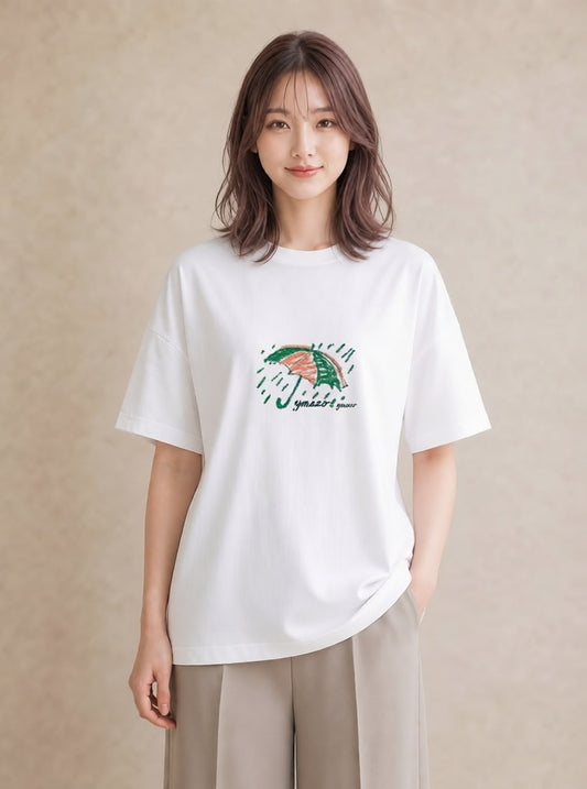 プリントTシャツ レディース 傘 水たまり 雨 ナチュラル アンティーク イラスト きれいめカジュアル 公園 ママ 白T