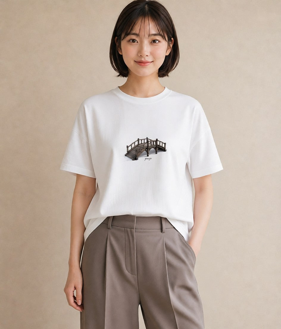 デザインTシャツ レディース 小川 橋 せせらぎ ナチュラル アンティーク イラスト レトロ 公園 ママ 白T