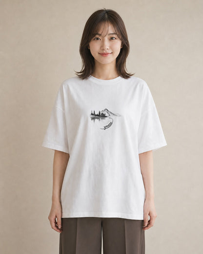 Tシャツ レディース 湖畔の小屋 湖 小屋 ナチュラル アンティーク イラスト 旅行コーデ ペアコーデ 秋コーデ 白T