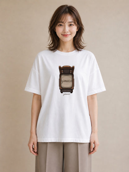 デザインTシャツ レディース 窓辺の椅子 窓辺 椅子 ナチュラル アンティーク イラスト ポップ 公園 ママ 白T