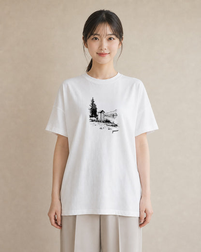 グラフィックTシャツ レディース 湖畔の小屋 湖 小屋 ナチュラル アンティーク イラスト 手描き風 秋コーデ おしゃれギフト 白T