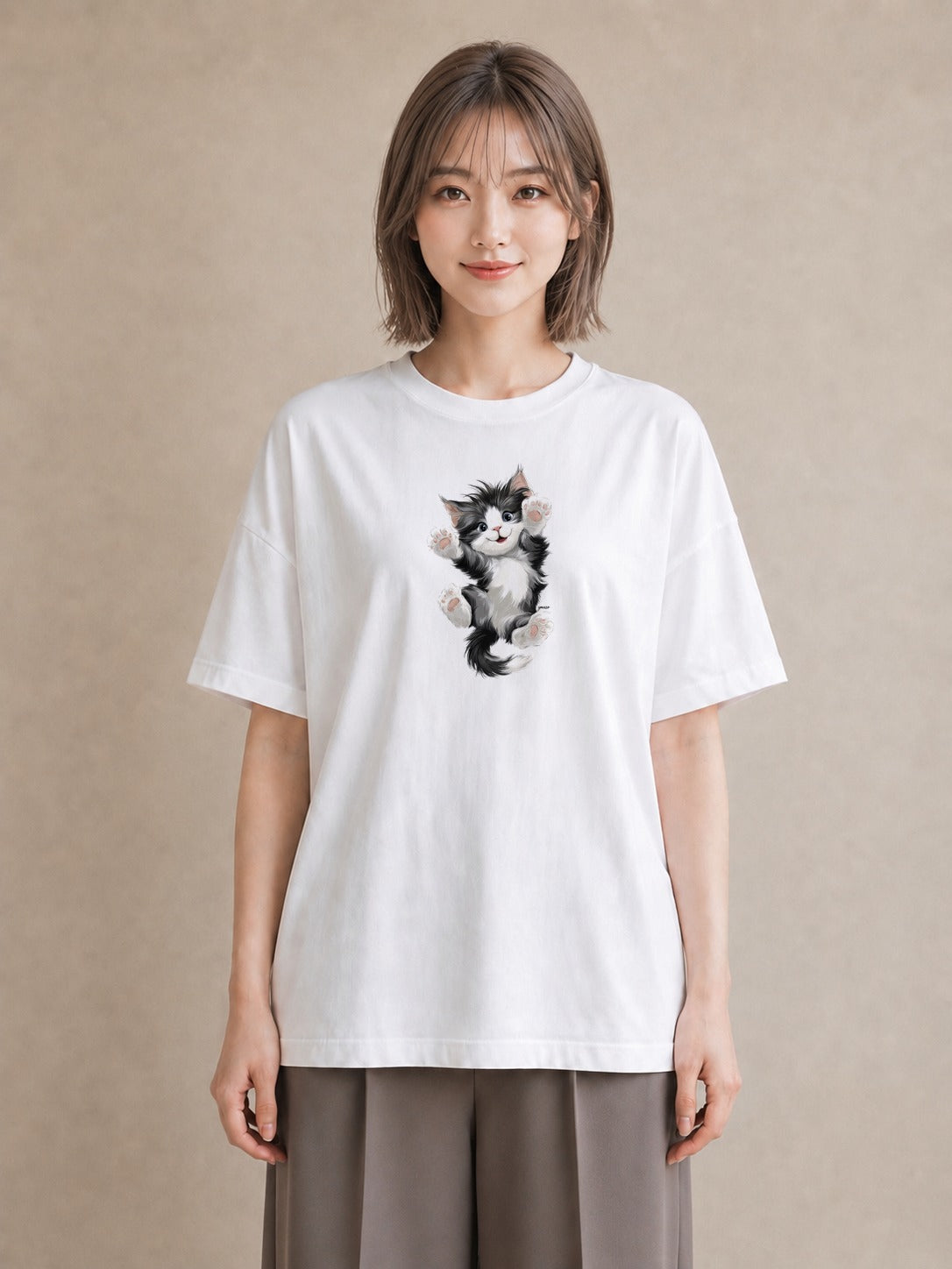 グラフィックTシャツ レディース 靴下猫 猫 ねこ イラスト カジュアル 20代 カジュアルコーデ 白T