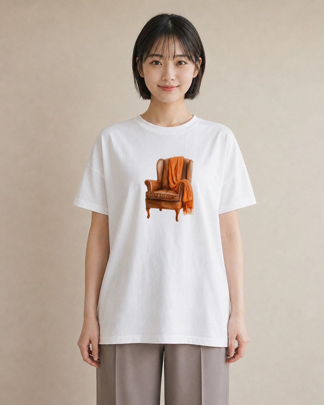 デザインTシャツ レディース 窓辺の椅子 窓辺 椅子 ナチュラル アンティーク イラスト 水彩風 普段着 週末コーデ 白T