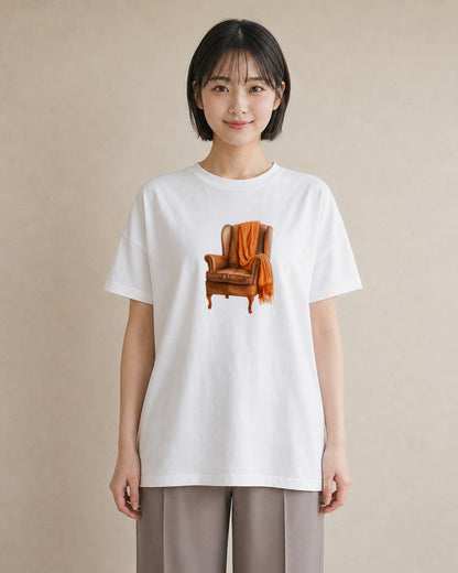 デザインTシャツ レディース 窓辺の椅子 窓辺 椅子 ナチュラル アンティーク イラスト 水彩風 普段着 週末コーデ 白T