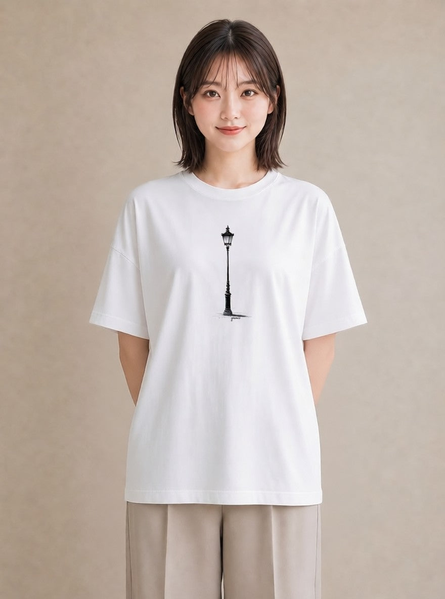 プリントTシャツ レディース 街灯 夜霧 夜 ナチュラル アンティーク イラスト ニュアンス 普段着 週末コーデ 白T