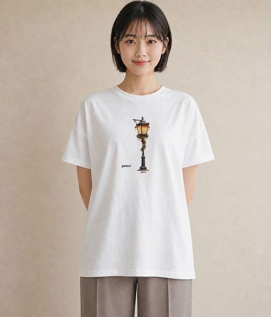 デザインTシャツ レディース 街灯 夜霧 夜 ナチュラル アンティーク イラスト ヴィンテージ風 部屋着 女性向けギフト 白T
