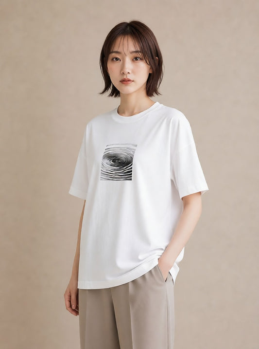 グラフィックTシャツ レディース 雨上がりの小道 雨上がり 小道 ナチュラル アンティーク イラスト アート風 帰省 ラフ 白T