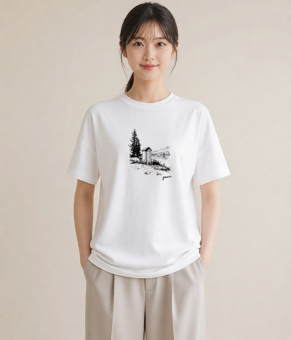 グラフィックTシャツ レディース 湖畔の小屋 湖 小屋 ナチュラル アンティーク イラスト 手描き風 秋コーデ おしゃれギフト 白T