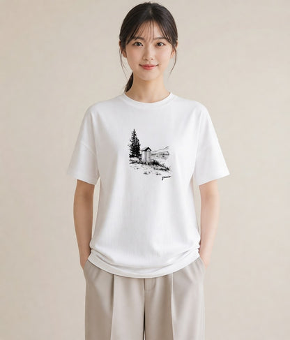 グラフィックTシャツ レディース 湖畔の小屋 湖 小屋 ナチュラル アンティーク イラスト 手描き風 秋コーデ おしゃれギフト 白T