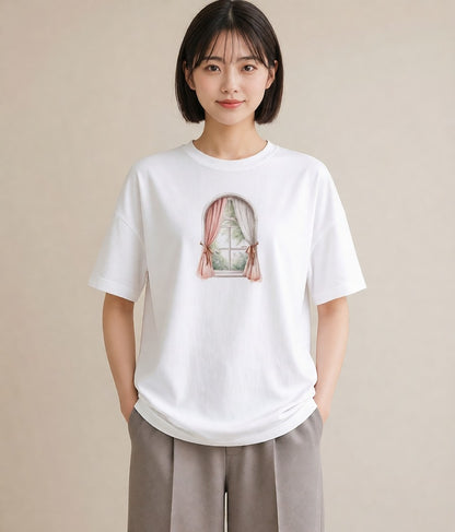 半袖Tシャツ レディース 窓辺の椅子 窓辺 椅子 ナチュラル アンティーク イラスト 旅行コーデ 自分用 ルームウェア 白T