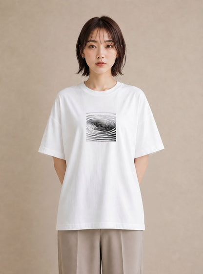 グラフィックTシャツ レディース 雨上がりの小道 雨上がり 小道 ナチュラル アンティーク イラスト アート風 帰省 ラフ 白T