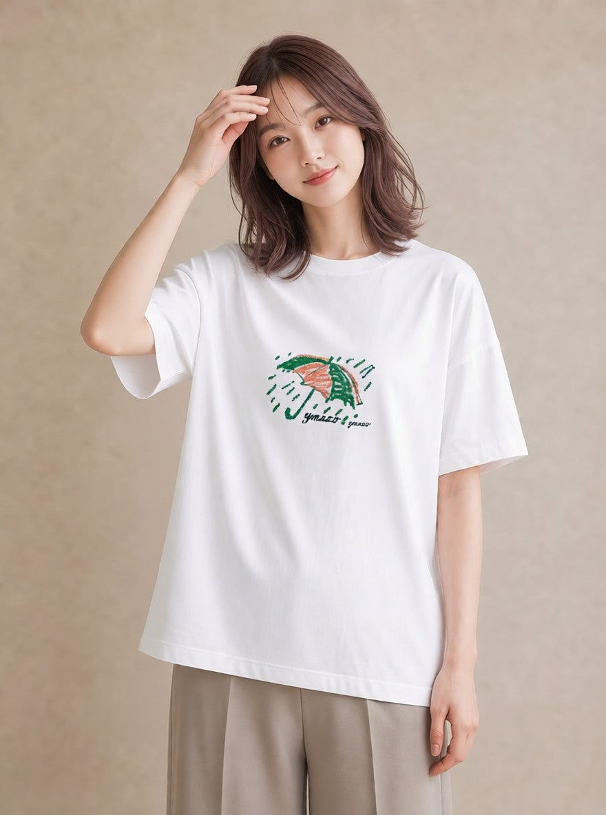 プリントTシャツ レディース 傘 水たまり 雨 ナチュラル アンティーク イラスト きれいめカジュアル 公園 ママ 白T