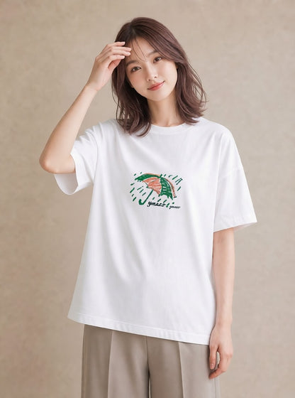 プリントTシャツ レディース 傘 水たまり 雨 ナチュラル アンティーク イラスト きれいめカジュアル 公園 ママ 白T