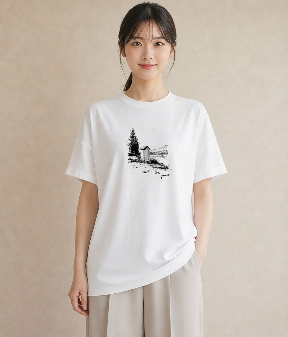 グラフィックTシャツ レディース 湖畔の小屋 湖 小屋 ナチュラル アンティーク イラスト 手描き風 秋コーデ おしゃれギフト 白T