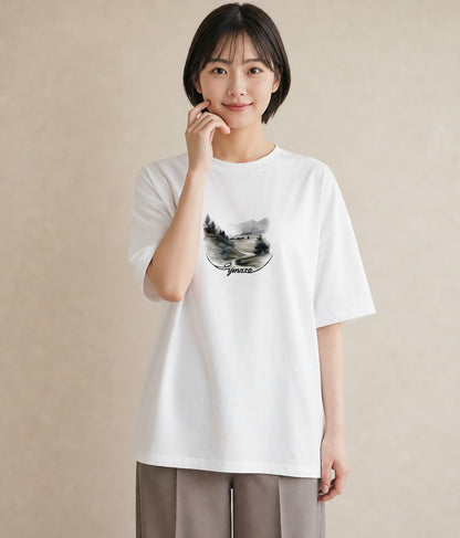 グラフィックTシャツ レディース 雨上がりの小道 雨上がり 小道 ナチュラル アンティーク イラスト ユニーク 部屋着 女性向けギフト 白T