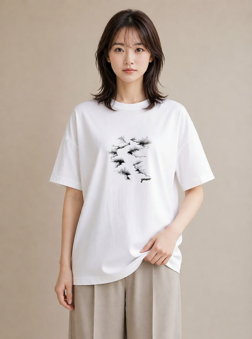 グラフィックTシャツ レディース 雨上がりの小道 雨上がり 小道 ナチュラル アンティーク イラスト 韓国風 休日 ペアコーデ 白T