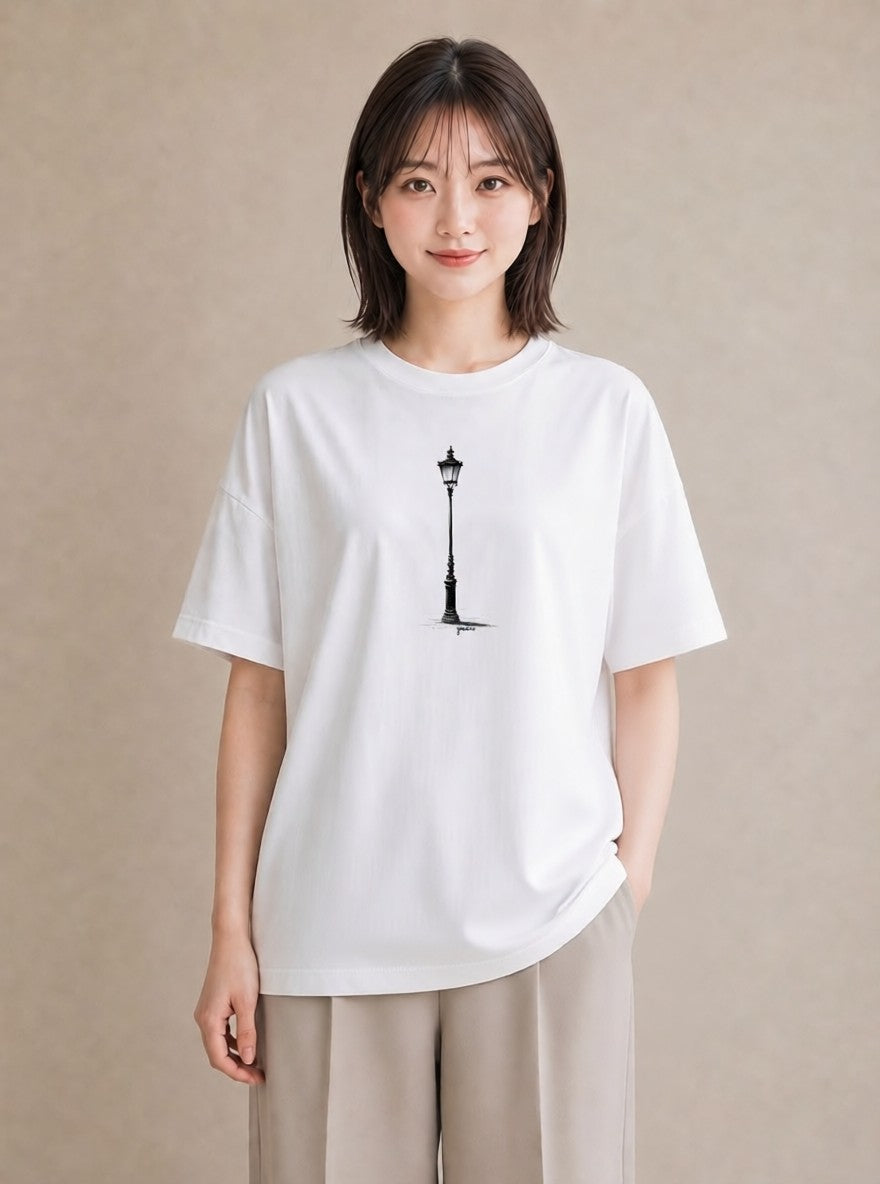 プリントTシャツ レディース 街灯 夜霧 夜 ナチュラル アンティーク イラスト ニュアンス 普段着 週末コーデ 白T