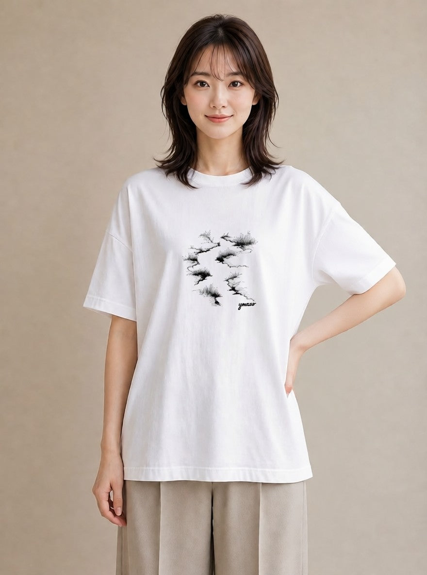 グラフィックTシャツ レディース 雨上がりの小道 雨上がり 小道 ナチュラル アンティーク イラスト 韓国風 休日 ペアコーデ 白T