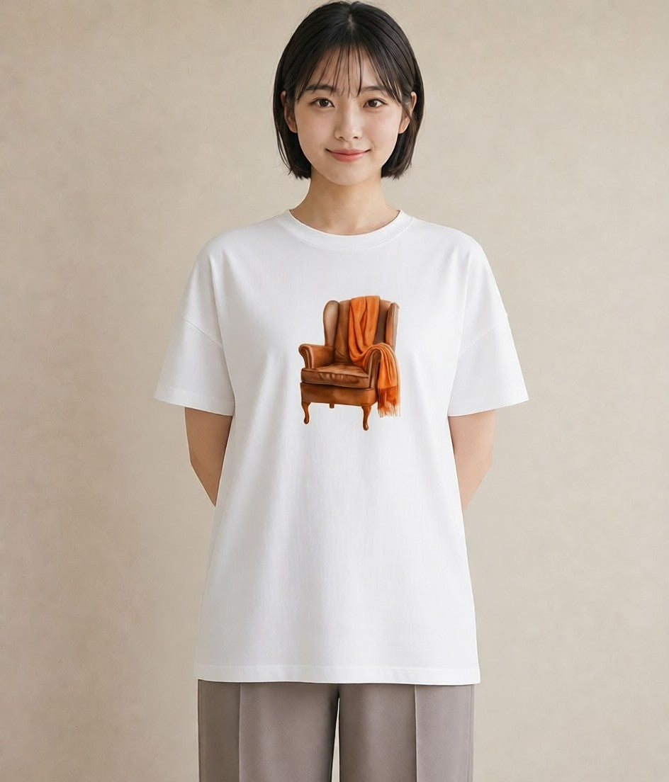 デザインTシャツ レディース 窓辺の椅子 窓辺 椅子 ナチュラル アンティーク イラスト 水彩風 普段着 週末コーデ 白T