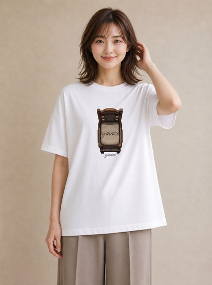 デザインTシャツ レディース 窓辺の椅子 窓辺 椅子 ナチュラル アンティーク イラスト ポップ 公園 ママ 白T