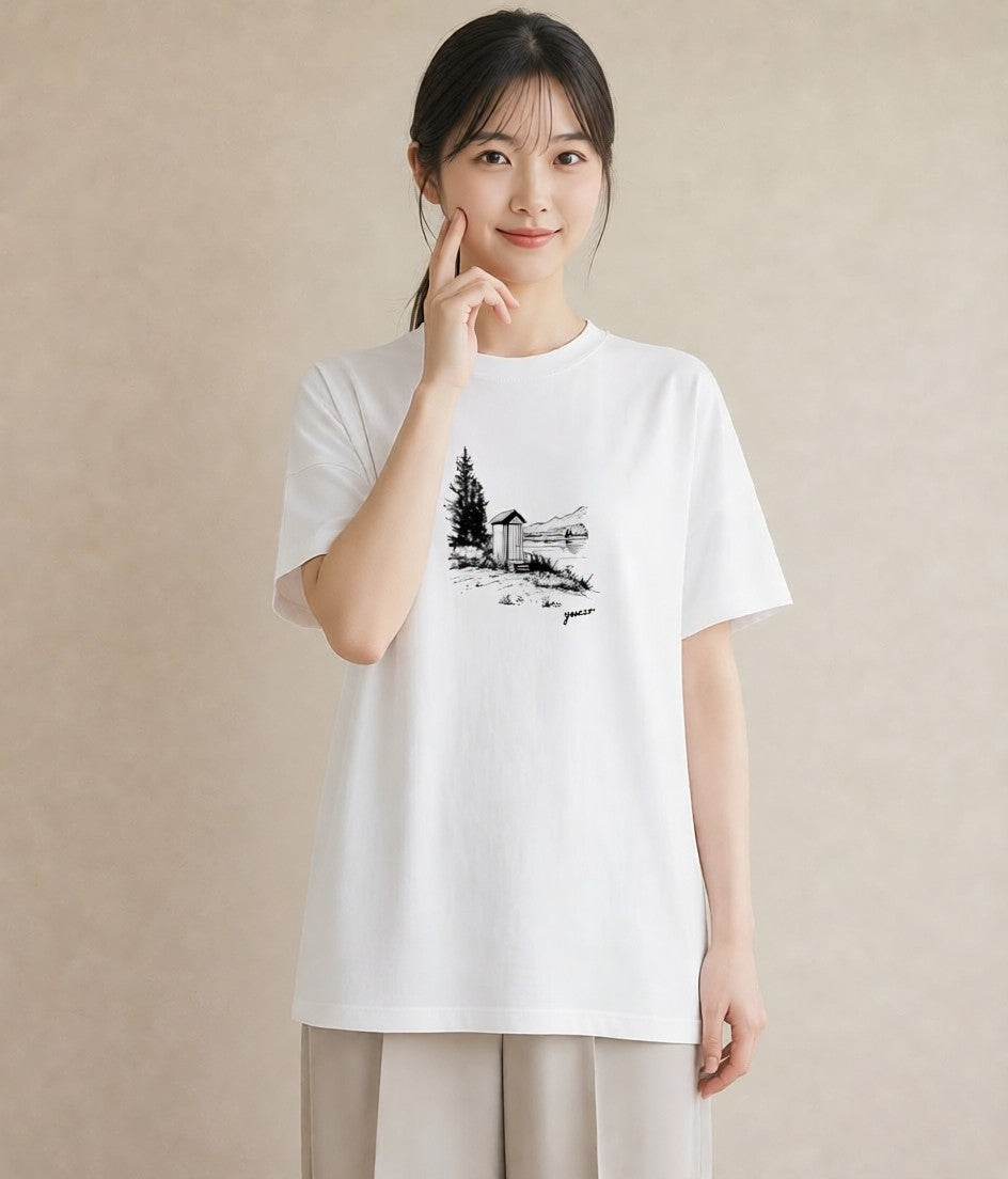 グラフィックTシャツ レディース 湖畔の小屋 湖 小屋 ナチュラル アンティーク イラスト 手描き風 秋コーデ おしゃれギフト 白T
