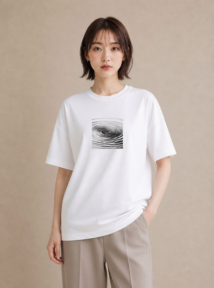 グラフィックTシャツ レディース 雨上がりの小道 雨上がり 小道 ナチュラル アンティーク イラスト アート風 帰省 ラフ 白T