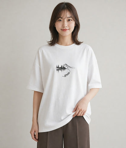 Tシャツ レディース 湖畔の小屋 湖 小屋 ナチュラル アンティーク イラスト 旅行コーデ ペアコーデ 秋コーデ 白T