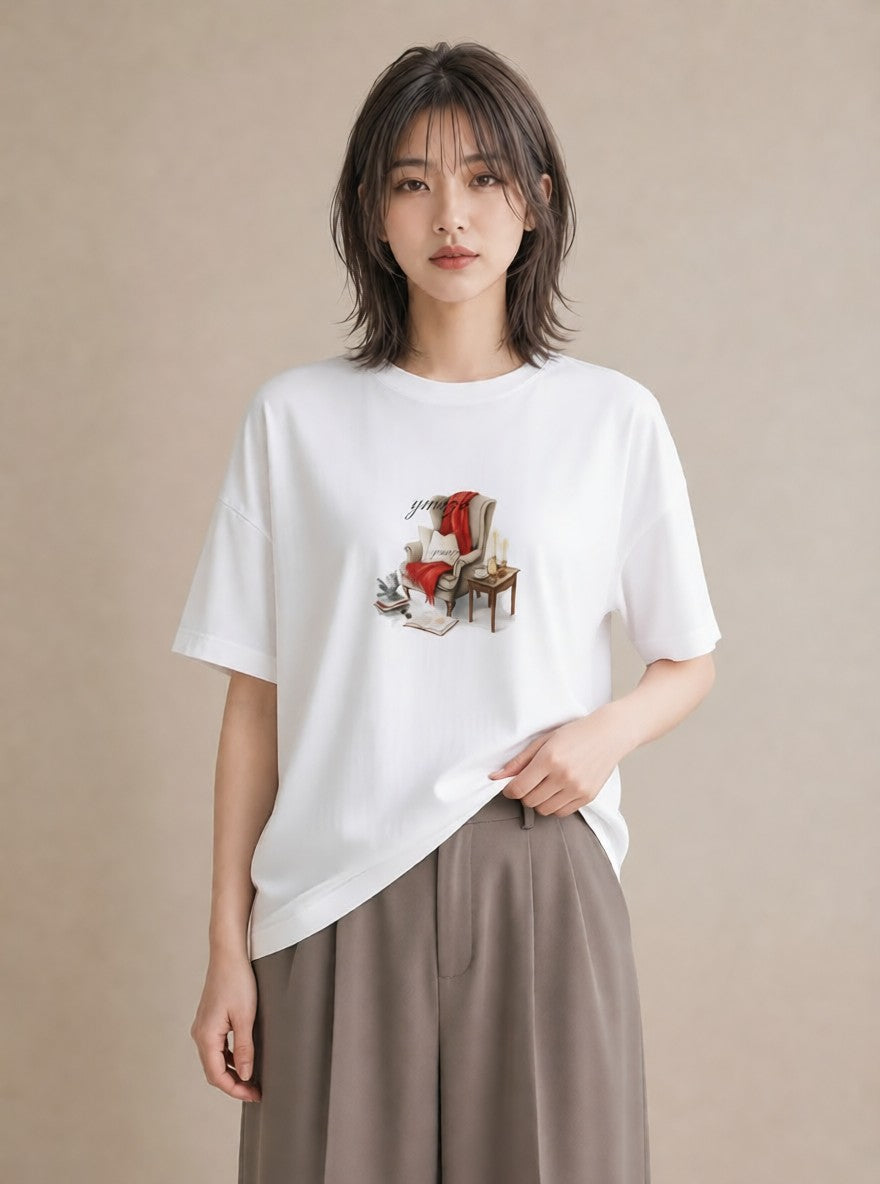 デザインTシャツ レディース 窓辺の椅子 窓辺 椅子 ナチュラル アンティーク イラスト お洒落 自分用 ルームウェア 白T