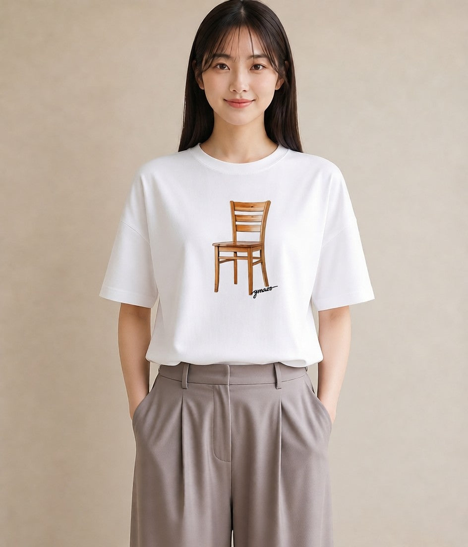 半袖Tシャツ レディース 窓辺の椅子 窓辺 椅子 ナチュラル アンティーク イラスト きれいめ 休日 ペアコーデ 白T