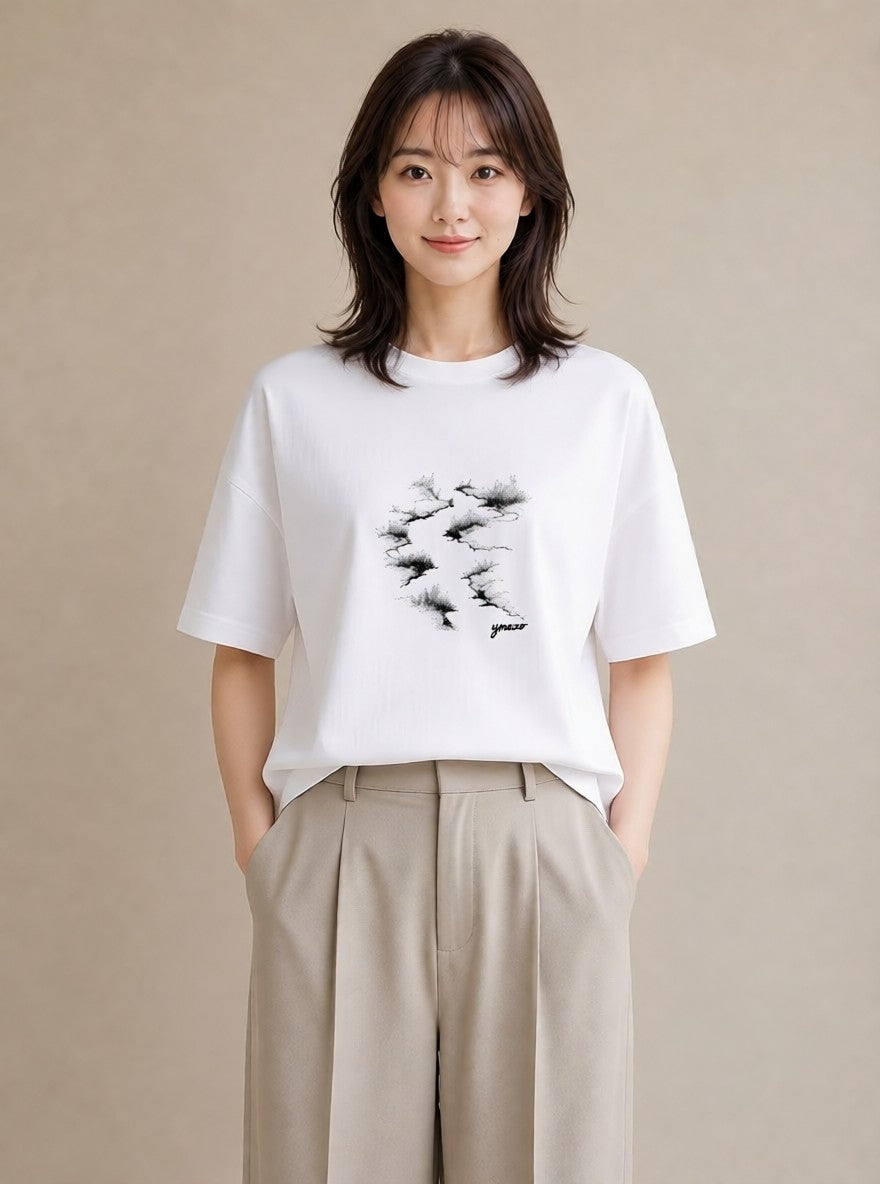 グラフィックTシャツ レディース 雨上がりの小道 雨上がり 小道 ナチュラル アンティーク イラスト 韓国風 休日 ペアコーデ 白T
