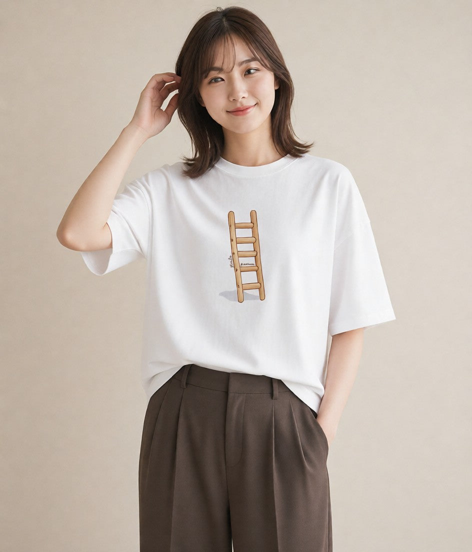 半袖Tシャツ レディース 窓辺の椅子 窓辺 椅子 ナチュラル アンティーク イラスト 抜け感 カジュアルコーデ 買い物 白T