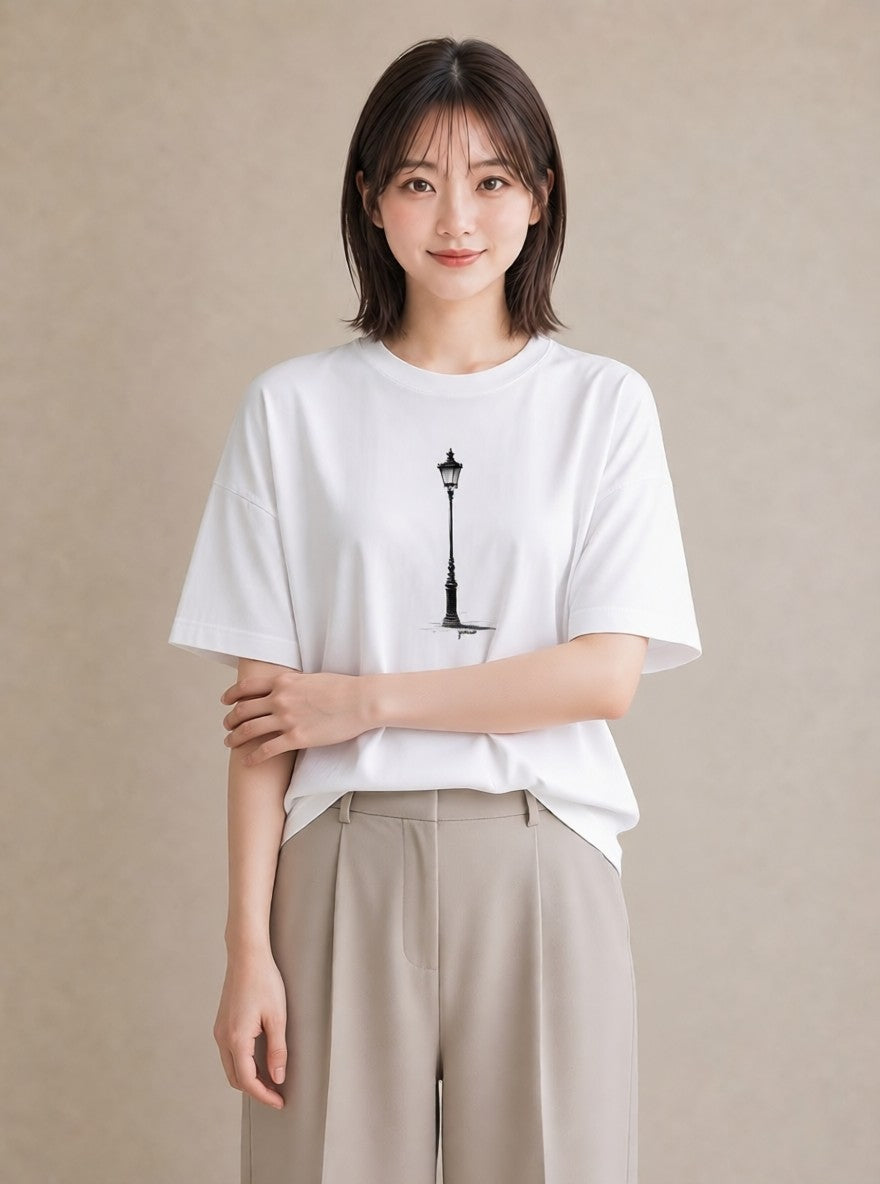 プリントTシャツ レディース 街灯 夜霧 夜 ナチュラル アンティーク イラスト ニュアンス 普段着 週末コーデ 白T