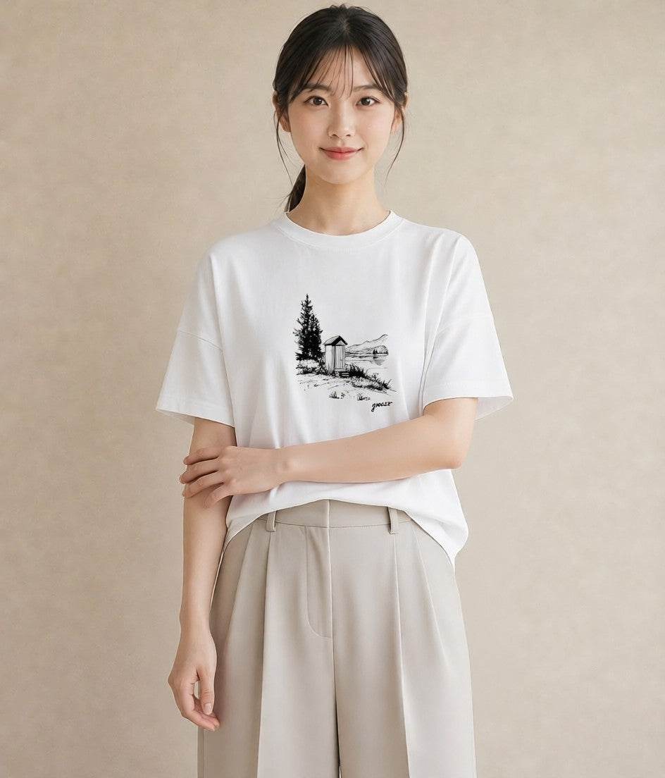 グラフィックTシャツ レディース 湖畔の小屋 湖 小屋 ナチュラル アンティーク イラスト 手描き風 秋コーデ おしゃれギフト 白T