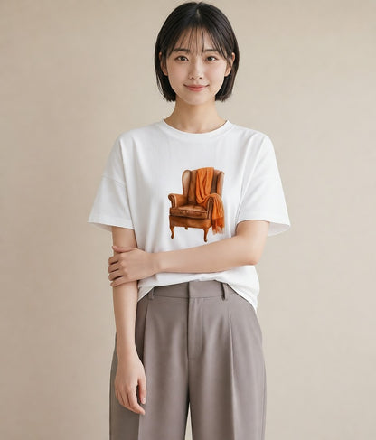 デザインTシャツ レディース 窓辺の椅子 窓辺 椅子 ナチュラル アンティーク イラスト 水彩風 普段着 週末コーデ 白T