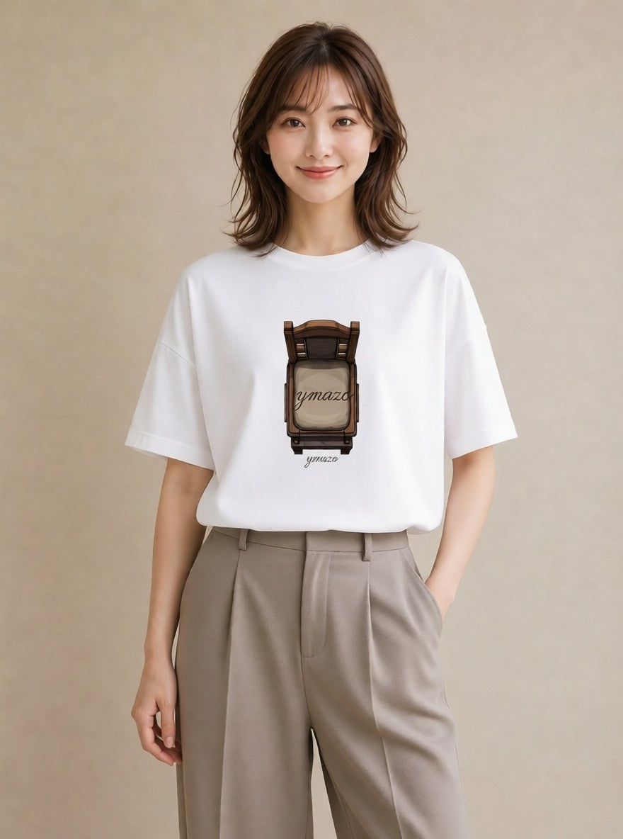 デザインTシャツ レディース 窓辺の椅子 窓辺 椅子 ナチュラル アンティーク イラスト ポップ 公園 ママ 白T