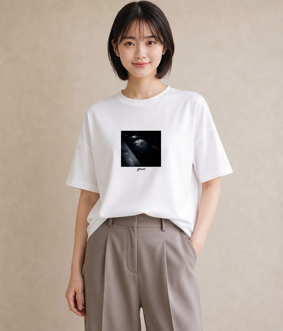 半袖Tシャツ レディース 傘 水たまり 雨 ナチュラル アンティーク イラスト ミニマル 海 カフェ巡り 白T