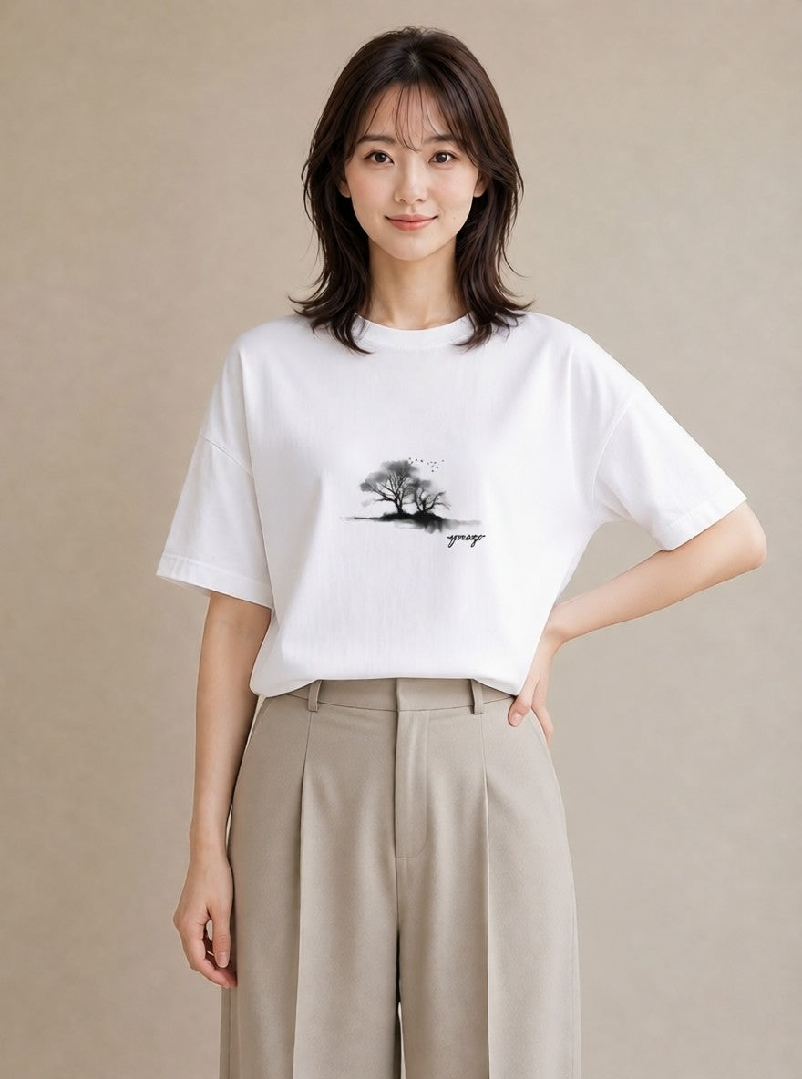 グラフィックTシャツ レディース 窓辺の雨 雨の日 窓 ナチュラル アンティーク イラスト 休日コーデ 女性向けギフト 散歩 白T