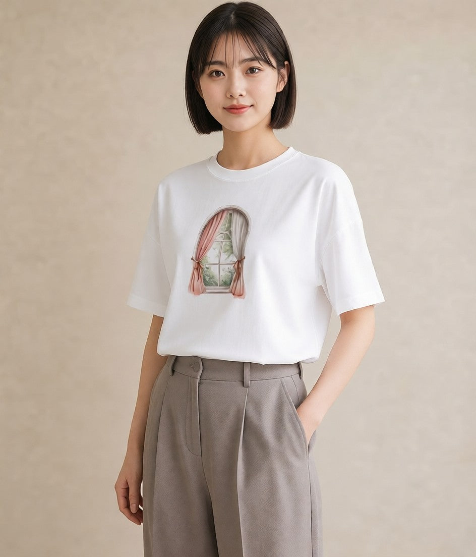 半袖Tシャツ レディース 窓辺の椅子 窓辺 椅子 ナチュラル アンティーク イラスト 旅行コーデ 自分用 ルームウェア 白T
