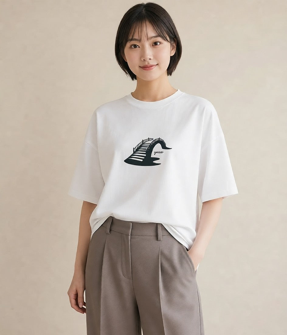 デザインTシャツ レディース 小川 橋 せせらぎ ナチュラル アンティーク イラスト 個性的 カジュアルコーデ 買い物 白T