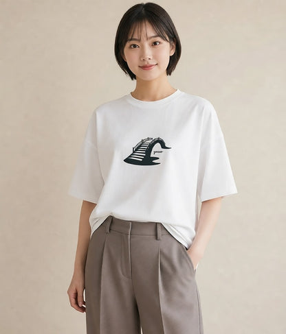 デザインTシャツ レディース 小川 橋 せせらぎ ナチュラル アンティーク イラスト 個性的 カジュアルコーデ 買い物 白T