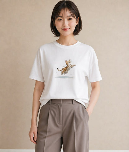 デザインTシャツ レディース 茶トラ 茶猫 猫 ねこ イラスト ヴィンテージ風 海 カフェ巡り 白T