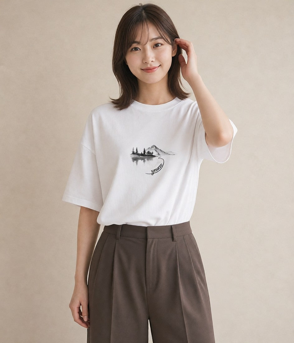 Tシャツ レディース 湖畔の小屋 湖 小屋 ナチュラル アンティーク イラスト 旅行コーデ ペアコーデ 秋コーデ 白T