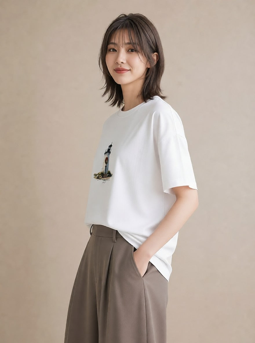 Tシャツ レディース 灯台 霧 海 ナチュラル アンティーク イラスト 淡色 デイリーウェア 休日 白T