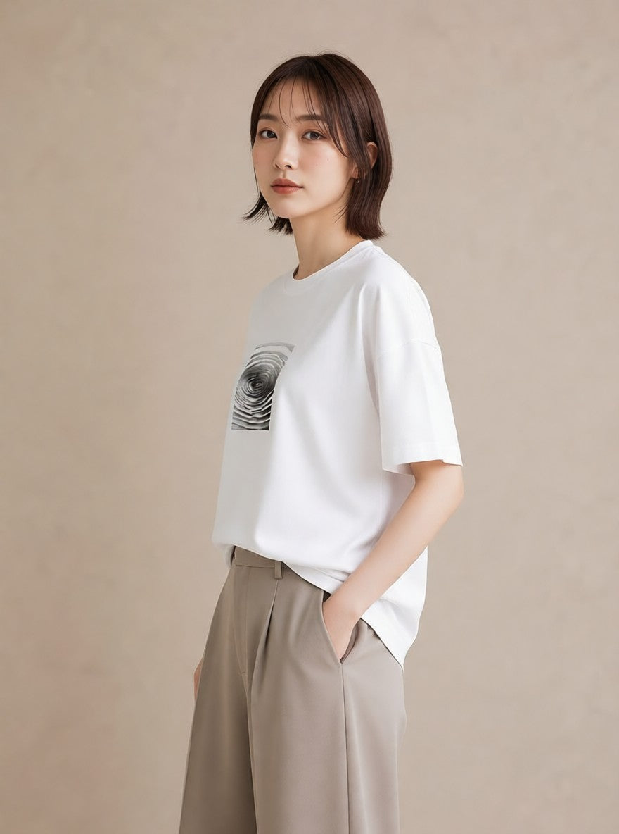 グラフィックTシャツ レディース 雨上がりの小道 雨上がり 小道 ナチュラル アンティーク イラスト アート風 帰省 ラフ 白T