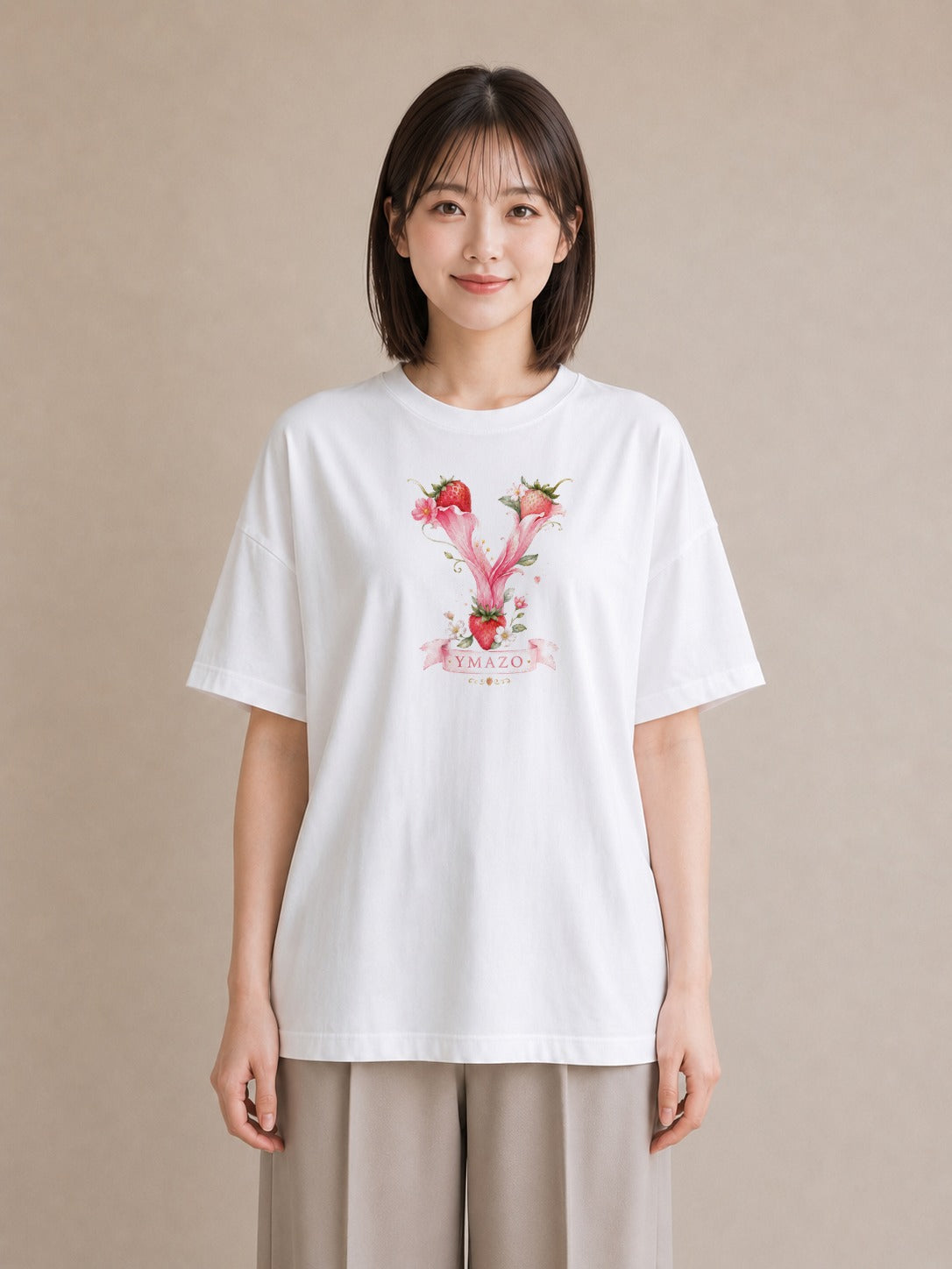 【受注生産】YMAZO Tシャツ レディース 半袖 ゆったり いちご イチゴ 苺 ストロベリー フルーツ 白T 綿100% ホワイト M L フェミニン 水彩 韓国っぽい 通勤 推し活 初夏 春夏 ギフト｜イニシャルY（スタンダードプリント