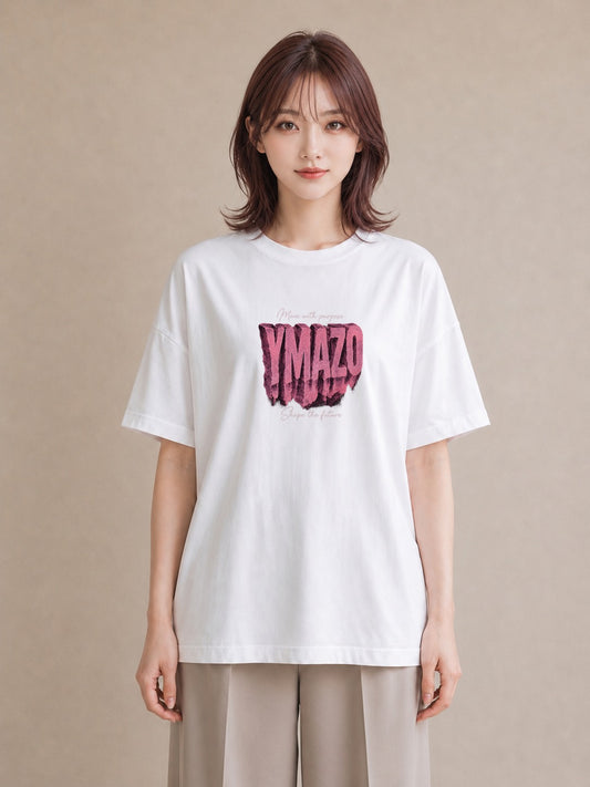 【受注生産】YMAZO Tシャツ レディース 半袖 ビッグT いちご イチゴ 苺 ストロベリー フルーツ 白T 綿100% ホワイト M L 手描き フェミニン くすみカラー お出かけ 通勤 父の日 2026新作 ギ｜Y字ロゴ（スタンダード